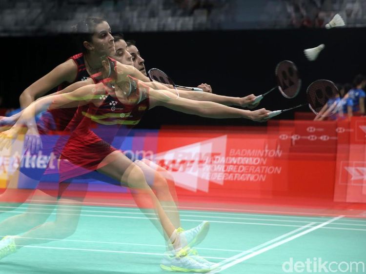 Foto: Aksi Si Cantik Carolina Hempaskan Line Hojmark