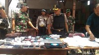 Polisi melakukan penggerebekan di Kampung Ambon, Cengkareng, Jakarta Barat, dan menemukan 18 kg sabu.  (Foto: Samsudhuha Wildansyah/detikcom)