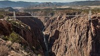 Di Amerika terdapat jembatan Royal Gorge yang merupakan jembatan tertinggi di negara tersebut. dengan ketinggian 365 meter. Jembatan ini melintas di atas jurang dengan aliran sungai. List25.com/Istimewa.