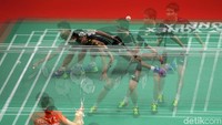 Gambar multiple exposure saat pasangan Owi/Butet menggeber lawan ganda campuran asal Taiwan.