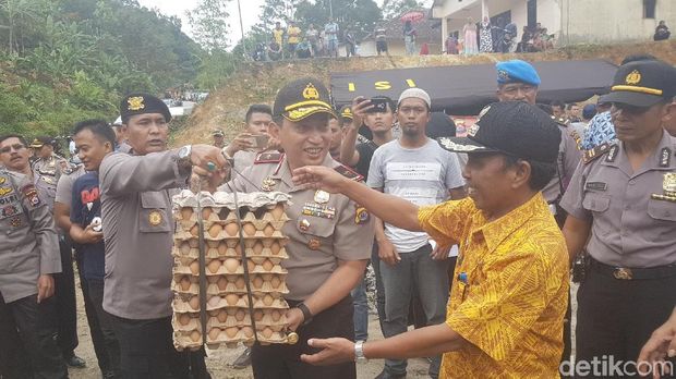  Kapolda Banten Brigjen Listyo Sigit Prabowo meninjau korban gempa Lebak, Banten, Kamis (25/1/2018)
