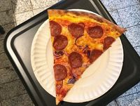 Malam Ini Enaknya Ngemil Pizza Berlumur Keju di 5 Tempat Ini