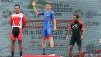 Dalam etape pertama dari Pelataran Candi Prambanan, Yogyakarta dan finis di Ngawi, Jawa Timur, sejauh 127,4 km, Kamis (25/1/2018), Dylan Page (tengah) finis terdepan.