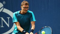 Petenis Uzbekistan Denis Istomin pun biasa memakai kacamata ketika beraksi di atas lapangan tenis. (Foto: Clive Brunskill/Getty Images)