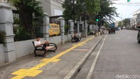 Trotoar di wilayah Jatinegara sudah direvitalisasi Pemprov DKI. Sebagian sudah bersih dari PKL dan parkir liar, contohnya trotoar di Jalan Jatinegara Barat ini, tepatnya di depan Rusun Jatinegara Barat. Foto diambil hari ini, sekitar pukul 15.00 WIB. Foto: Ibnu/detikcom