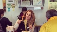 Aktris cantik Drew Barrymore yang sudah memulai karir di dunia hiburan sejak berusia 7 tahun ini tertangkap kamera sedang melahap semangkuk mie kuah. Foto: Istimewa