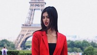 Ketika pelesiran ke Paris. Gayanya keren. Foto: Instagram/atriesangel