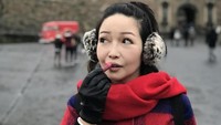 Mumpung masih di Skotlandia, Chef Marinka juga mampir ke Kastil Edinburgh. Cuaca yang sedang dingin membuat wanita berusia 37 tahun ini mengenakan jaket tebal dan juga syal wol.  (Instagram/@rinrinmarinka)