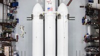 Pemilik SpaceX Elon Musk melalui Instagramnya menyatakan Falcon Heavy akan melakoni demonstrasi penerbangan pertamanya pada akhir Januari 2018. Musk tak menyebutkan tanggal pasti dari penerbangan tersebut. (Foto: Dok. Instagram pemilik SpaceX Elon Musk)