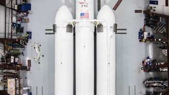 Falcon Heavy dipersiapkan untuk mengangkut satelit ke orbit dan nantinya juga melakukan misi dengan awak menuju Bulan dan Mars. Foto: Dok. Instagram Elon Musk