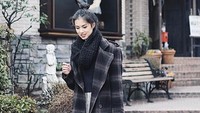 Gayanya stylish banget kalau lagi di luar negeri. Foto: Instagram/atriesangel