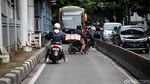 Foto: Hindari Polisi, Pemotor Terjepit Bus TransJ