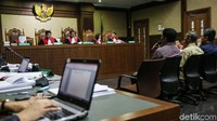 Majelis hakim memberikan sejumlah pertanyaan kepada Mirwan Amir. Salah satunya adalah apakah dia menerima USD 200 di ruang kerja Melchias Marcus Mekeng.