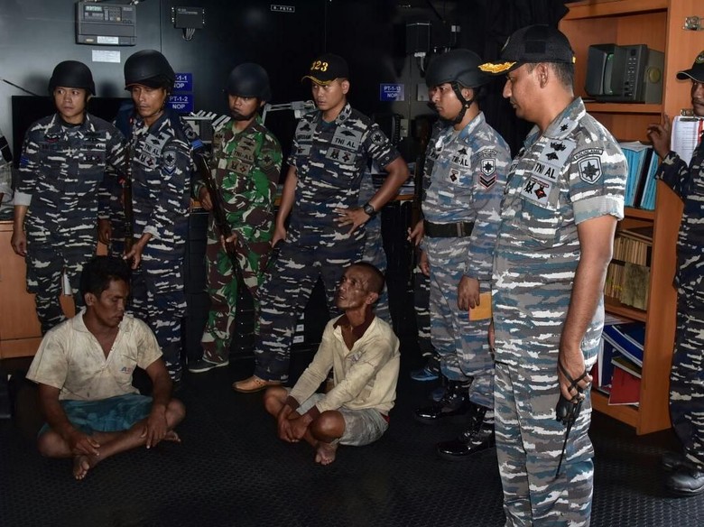 KRI Teluk Bintuni Gagalkan Perompakan di Perairan Selat Berhala KRI Teluk Bintuni Gagalkan Perompakan di Perairan Selat Berhala