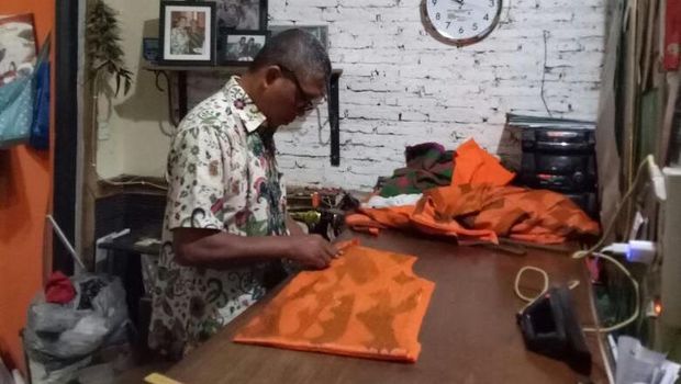 Jadi Penjahit Langganan Jokowi, Omzet Suparto Naik Hingga 60%