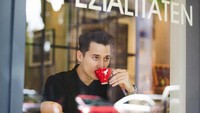 Awas gagal fokus! Saat di Jerman, Nino asyik menyeruput kopi dari cangkir merah. Pria yang pernah menjalin hubungan cinta dengan Chef Marinka ini tampak tampan meskipun dipotret dari jauh di balik kaca.