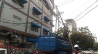 Jadi ini Pasar Blora sudah lama tidak berfungsi kemudian ada beberapa yang tinggal di sana secara ilegal kemudian kita sosialisasi dan mereka sudah pindah dan kemudian ini bangunannya akan kita robohkan. Nantinya akan dibangun kawasan TOD nanti yang akan terhubung dengan kereta api dan di sana nanti oleh MRT akan dibangun menjadi command center dari integrasi mode transportasi yang ada di Dukuh Atas, ujar Wali Kota Jakarta Pusat Mangara Pardede di lokasi.