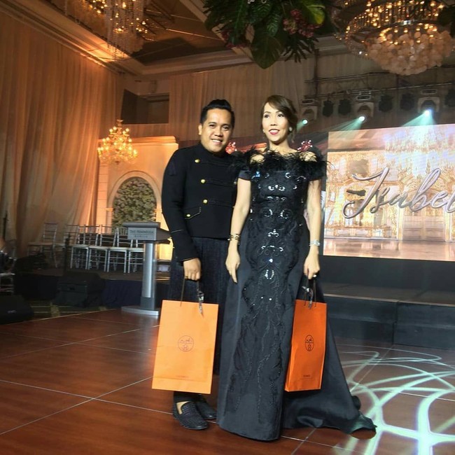 Pada penghujung malam, para tamu undangan yang pulang mendapat goodie bag parfum. Sementara itu, dua pemenang tamu undangan dengan pakaian terbaik berhak membawa pulang barang Hermes. Foto: Instagram