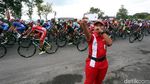 Potret Antusias Warga Tonton Tour de Indonesia 2018
