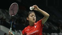 Nozomi Okuhara melakukan servis dalam pertandingan di Istora Senayan, Jakarta, Kamis (25/1/2018).