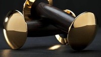 Dumbel yang terbuat dari emas 18 karat, kayu pilihan, dan kulit asli dari Jerman ini dijual dengan harga sekitar Rp 1,5 miliar. Cocok buat kamu yang ingin tampil gaya saat mengangkat beban. (Foto: Instagram)
