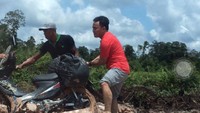 Melalui akun Facebooknya, Yulistra mengunggah dua foto sang suami pada 2017 lalu. Foto ini adalah saat Sugianto membantu warga yang kendaraannya terjebak lumpur. (Foto: Dok. Sosial Media Yulistra Ivo)