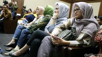 Dia tampak duduk di barisan terdepan.