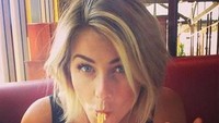 Walau sedang makan mie, Julianne Hough tetap terlihat cantik. Itu adalah suapan mie terakhirnya. Foto: Istimewa