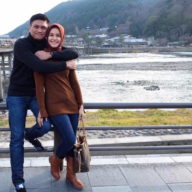 Jebolan Indonesian Idol, Priska Paramita, yang kini menjadi istri Bupati Gowa Adnan Purichta Ichsan, tampil stylish saat liburan dengan membawa tas Louis Vuitton seri Neverfull seharga US$ 1.350 atau sekitar Rp 17 juta. (Foto: dok. Facebook Priska)