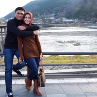 Jebolan Indonesian Idol, Priska Paramita, yang kini menjadi istri Bupati Gowa Adnan Purichta Ichsan, tampil stylish saat liburan dengan membawa tas Louis Vuitton seri Neverfull seharga US$ 1.350 atau sekitar Rp 17 juta. (Foto: dok. Facebook Priska)