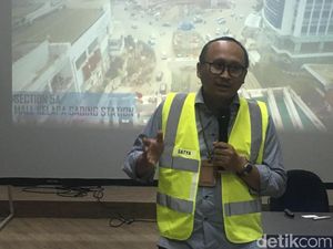 Jakpro: Pengerjaan Proyek LRT Jakarta Terkendala Cuaca