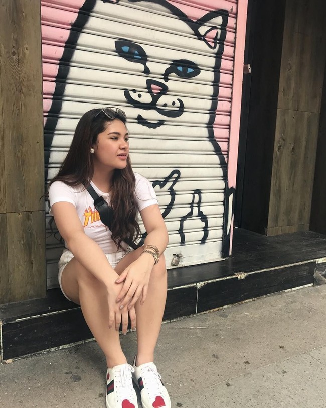 Layaknya remaja pada umumnya, Isabelle juga kerap kali berpakaian kasual. Foto: Instagram