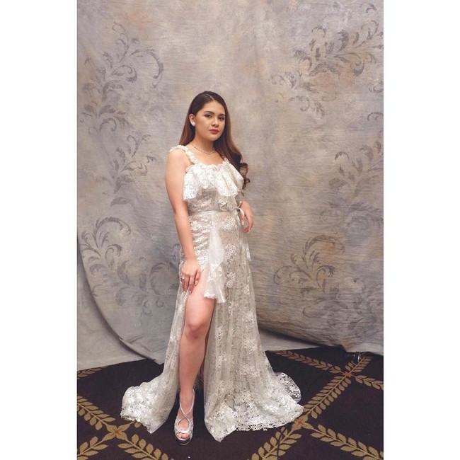 Untuk pesta setelahnya, Isabelle kemudian mengenakan gaun lace rancangan Joe San Antonio seharga Rp 21 juta. Foto: Instagram