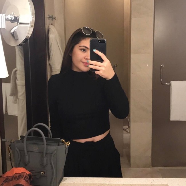 Seperti pada foto ini yang memperlihatkan Isabelle mengenakan aksesoris tas mini abu-abu dari brand Celine yang ditaksir senilai $ 3.100 atau setara dengan Rp 41 juta. Foto: Instagram