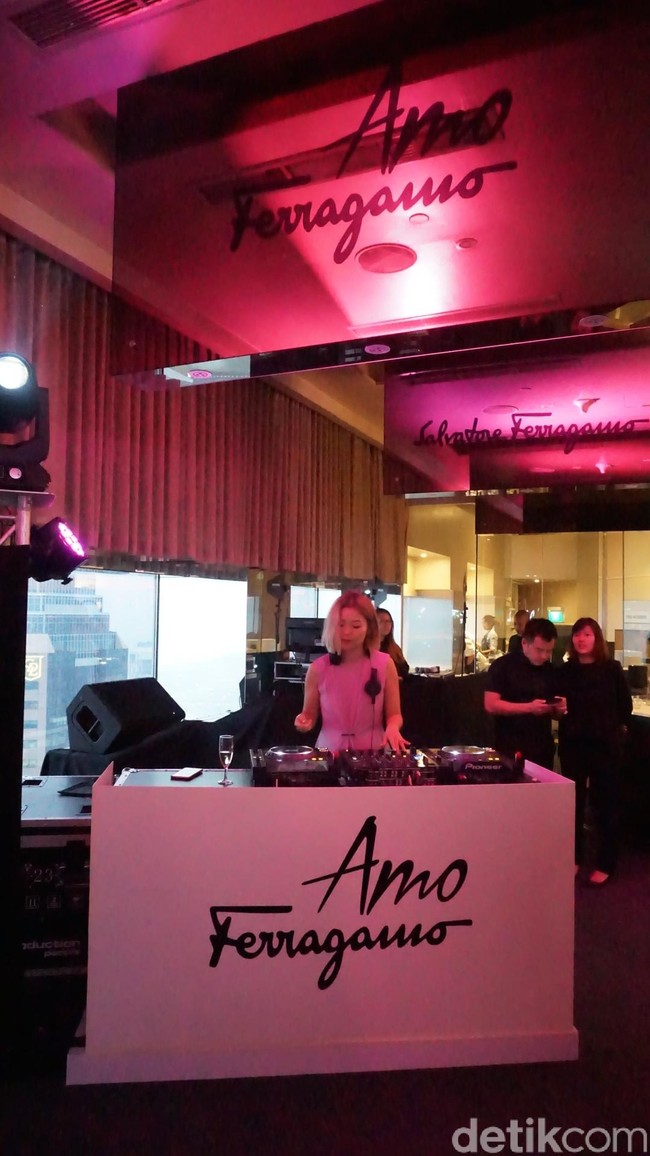 Ikut memeriahkan pesta malam itu,  penampilan DJ cantik dari Singapura. Foto: Daniel/Wolipop