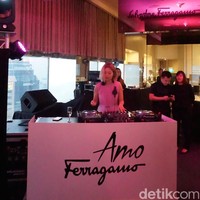 Ikut memeriahkan pesta malam itu,  penampilan DJ cantik dari Singapura. Foto: Daniel/Wolipop