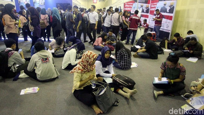 Indonesia Career Expo kembali hadir di Balai Kartini, Jakarta. Ribuan pengunjung antre untuk mencari lowongan pekerjaan.