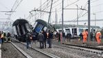 Penampakan Kereta yang Tergelincir di Pinggiran Milan