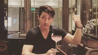Pose menggelitik terlihat dari postingan foto saat Nino menikmati segelas koktail warna pink sementara gayanya laki banget. Keren ya! Foto: Instagram @ninojkt