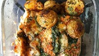 Masih jadi menu diet. Kali ini pemain sinetron berusia 32 tahun itu mengaku kalau ini salah satu makanan favorit yang dimasak sang istri. Salmon bayam panggang dan kentang. Foto: Instagram Teuku Wisnu