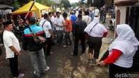 Sepanjang jalan kompleks pun turut dijaga oleh para warga.