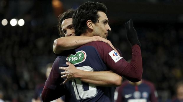 Javier Pastore merayakan gol bersama Edinson Cavani.