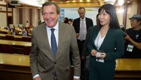 Kim (47) merupakan perwakilan Seoul untuk Badan Pembangunan Ekonomi negara bagian North Rhine-Westphalia, Jerman dan telah bekerja sebagai penterjemah bahasa Korea bagi Schroeder. Foto: Getty Images