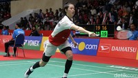 Pai Yu Po berusaha mengembalikan bola.