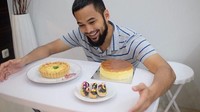 Itu semua kue buatan Shireen, lho. Ekspresi suami yang terlalu bahagia, karena punya istri yang cantik, baik, plus jago bikin kue ??????.. Maa syaa Allah Mkasih Syg @shireensungkar, tulis akun instagram pribadi Teuku Wisnu. Foto: Instagram Teuku Wisnu