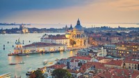 Pemandangan cantik juga dimiliki kota yang tereknal dengan kanalnya, Venice di Italia. Hampir 30.000 cruise singgah di Venice setiap harinya. Bangunan-bangunan yang kaya kaan budaya sangat cantik bila dilihat dari arah laut. (Thinkstock)