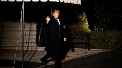 Foto: Meski Diprotes, Donald Trump Tetap Bertolak ke Swiss
