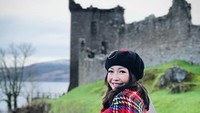 Chef Marinka melewatkan liburan tahun baru di Inggris. Di negeri Ratu Elizabeth ini, Chef Marinka mengunjungi beberapa kastil, termasuk Kastil Urquhart di tepi Danau Loch Ness, Skotlandia. (Instagram/@rinrinmarinka)