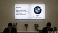 Diler ini juga menyediakan layanan purna jual termasuk BMW Fast Lane Services yang mencakup perawatan rutin dan proses pemesanan suku cadang yang terhubung ke BMW Group Indonesia Parts Distribution Center.