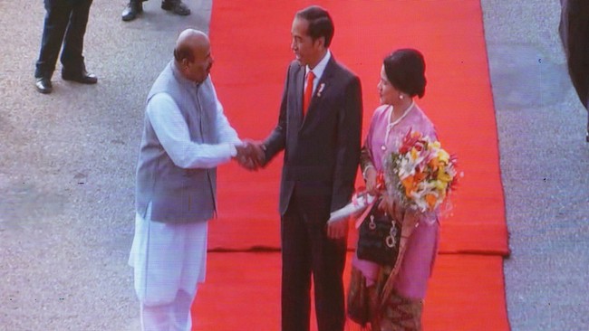 Saat mendampingi Presiden Jokowi mengunjungi Srilanka, Iriana Jokowi terlihat membawa tas Lady Dior. Iriana bergaya elegan dengan kain batik dan tas Lady Dior ukuran mini seharga US$ 2.950 atau sekitar Rp 39 juta. Foto: Fotografer: Bagus Prihantoro/detikcom